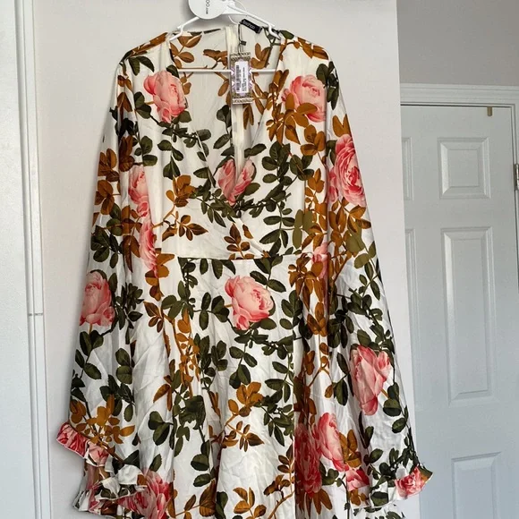 PLUS FLORAL WIDE SLEEVE SKATER DRESS CORAL - Picture 4 of 5